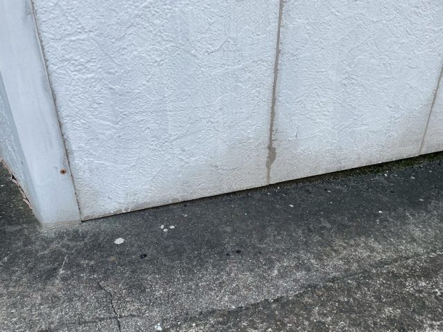 加古川市の倉庫の外壁の雨染み